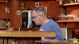 Daddy4k. alter mann verfuhrt die freundin seines sohnes zum porn auf dem tisch