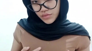 Horny Hijab Masturbation Until Wet
