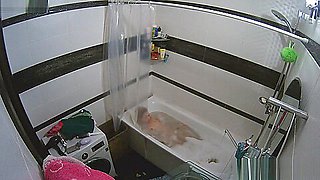 Hot European Girl In Bath Uses Shower Head To Masturbate