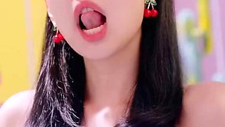 Jennie Totally Wants YOUR Ice Cream
