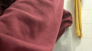 Joyliii Is so Horny, She's Shoving a Toothbrush Inside Pussy