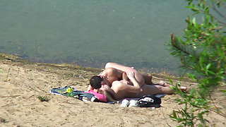 Amateur couple fucks on the beach sure about not be seen