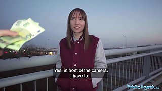 This Babe Gives A Great Show On A Public Footpath