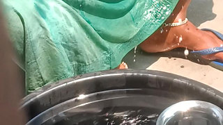 Nahati hui bhabhi ne bde bde chuche dikhai