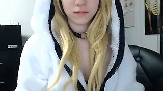 Amateur Webcam Cute Teen Plays Solo with Big Dildo