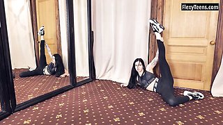 Divine fiancée - stretching legs action - Flexy Teens
