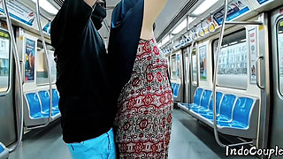 Hijab asia semok disetubuhi di dalam kereta Hijab Busty asian fucked inside a train