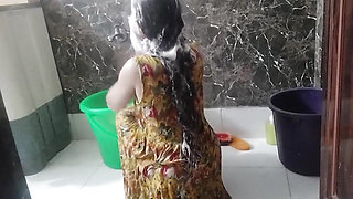College girl ko bathroom me hi pakad ke chod diya