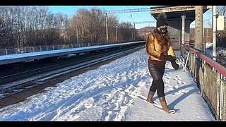 An Empty Winter Stаtion Is the Perfect Placeto Forget Your Skirt Exists