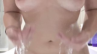 Australian brunette amateurs pussy showering