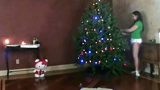 Adriana: Decorates Christmas Tree