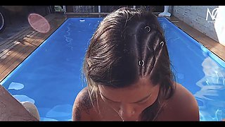 Fucking very horny in the pool, and taking milk on my face!