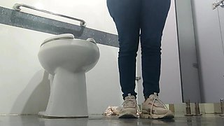Latina's Big Round Ass in Toilet