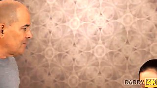 Daddy4k. viejo folla el coño afeitado de sus hijastros provocando a la novia húngara
