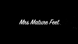 Mrs Mature Feet Comes Out the Shower and Plays on the Bed 520