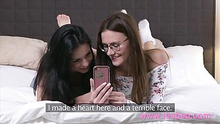 Foxii and Kira's sapphic scene