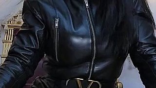 Amateur Latina Milf Masturbates on Cam