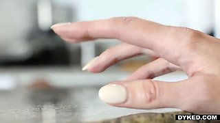 Domination lez Kendra James and Raylin Ann