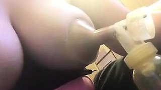 Beautiful Big Tit Lactating Slut Pumps on Webcam