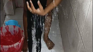 Rani started bathing naked in front of me. 😯