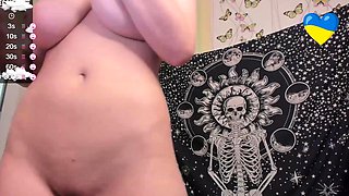 Big boob brunette masturbates on webcam