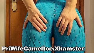 Hot wife's cameltoe in gym leggings