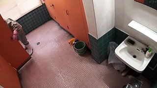 Amateur Asian gives amazing blowjob