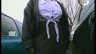 Chubby MILF whore satisfy her pussy in car