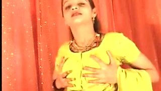 Hawt Northindian B Grade Actress Expose Her Bra Buddies & Love Tunnel