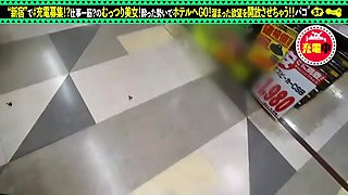 綺麗な淫乱お姉さんはおもちゃ責めで感じて紐コスプレで放尿