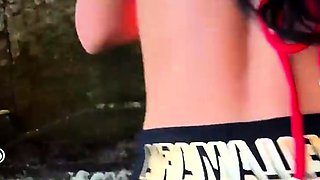 Mulher sensuous faz sexo na praia em uma cena quente de