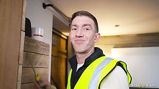 Road worker screwed a big-bottomed beauty Norah Juliette