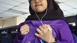 Hijab Girl Long Time No Fuck with Horny Boyfriend Alone in the Bathroom