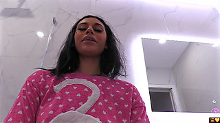 Ariana Peeing