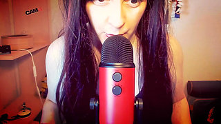 Sensual Mouth Sounds for Beautiful Italian MILF