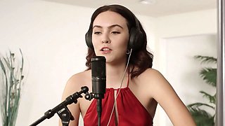 Uber-sexy beauties freya parker & nicole vaunt eat until they both tick