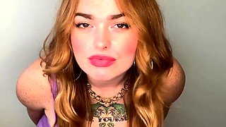 Hot pussy spreading close up for solo toying stunner