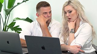 Cock Hungry Blonde Kenzie Taylor Charms Hung Boss Into Filling Her Holes GP2891