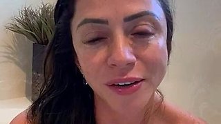 Close up MILF masturbation