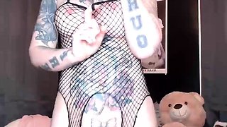 Tattooed webcam milf with amazing big boobs pleases her cunt