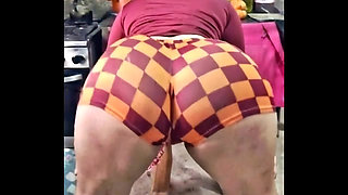 Culona con shorts cuadrille