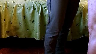 Mirando el cuerpo desnudo a esta zorrita caliente