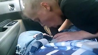 AMATEUR BLONDE SUCKING A BIG BLACK COCK IN A CAR