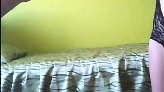 Quitando el bikini a esta putita