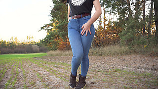 Stepsis Teases Cameltoe Pussy in Blue Jeans Outdoors